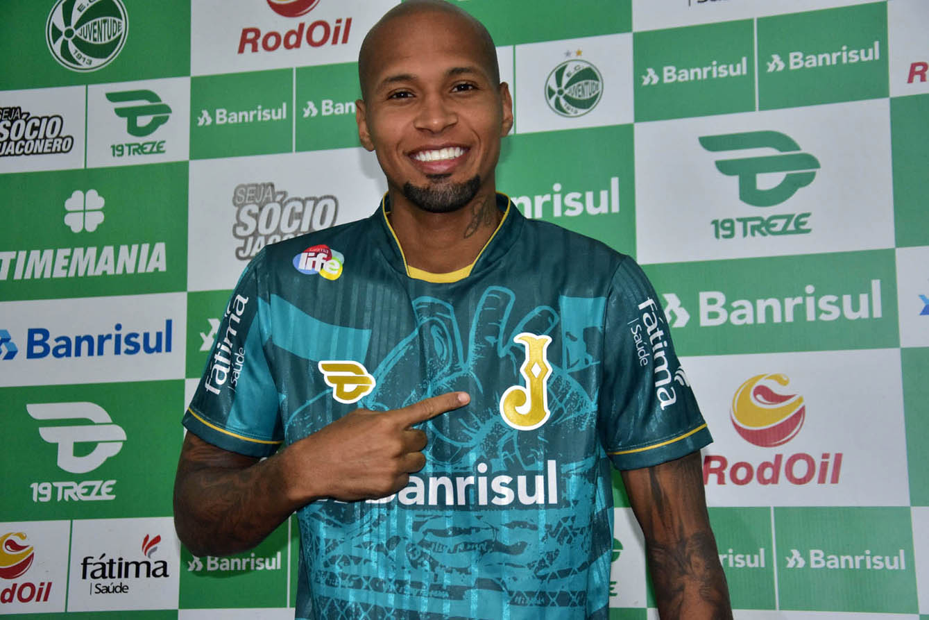 Juventude apresenta o lateral Wellington Silva