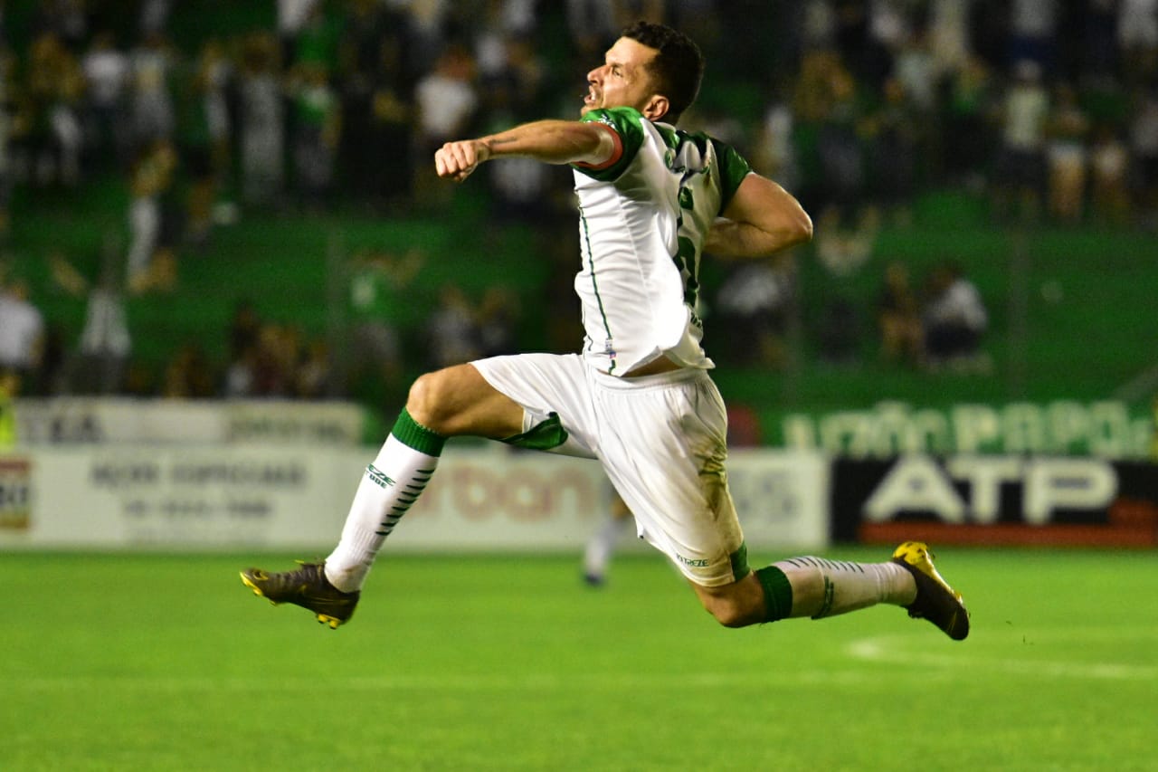 Ju vira nos minutos finais e larga em vantagem nas semifinais da Série C