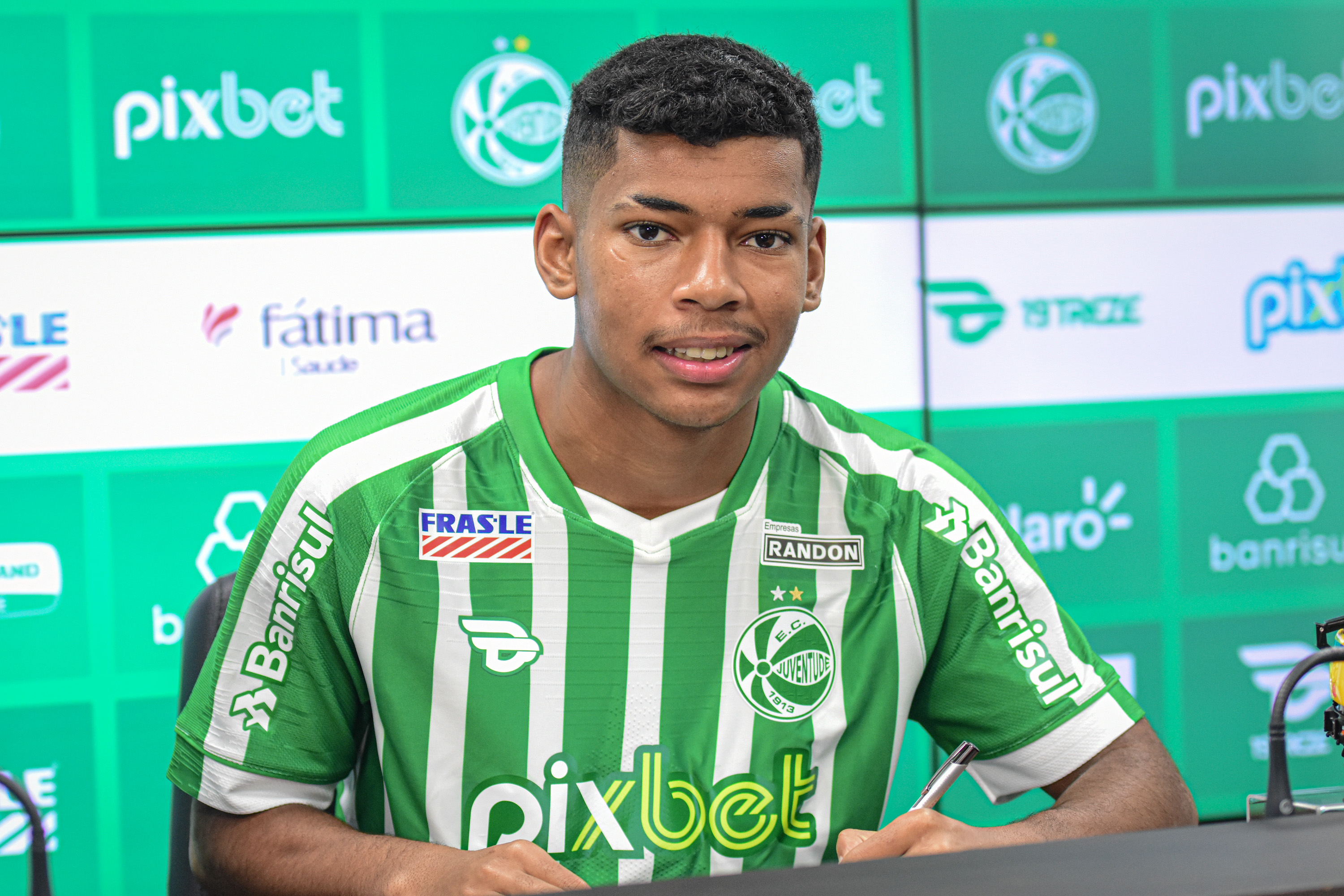 Destaque da base, Nicolas assina primeiro contrato profissional