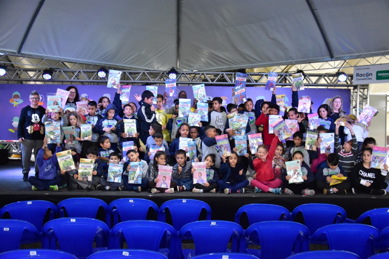 Crianças do projeto “Virando o Jogo” visitam a 35ª Feira do Livro