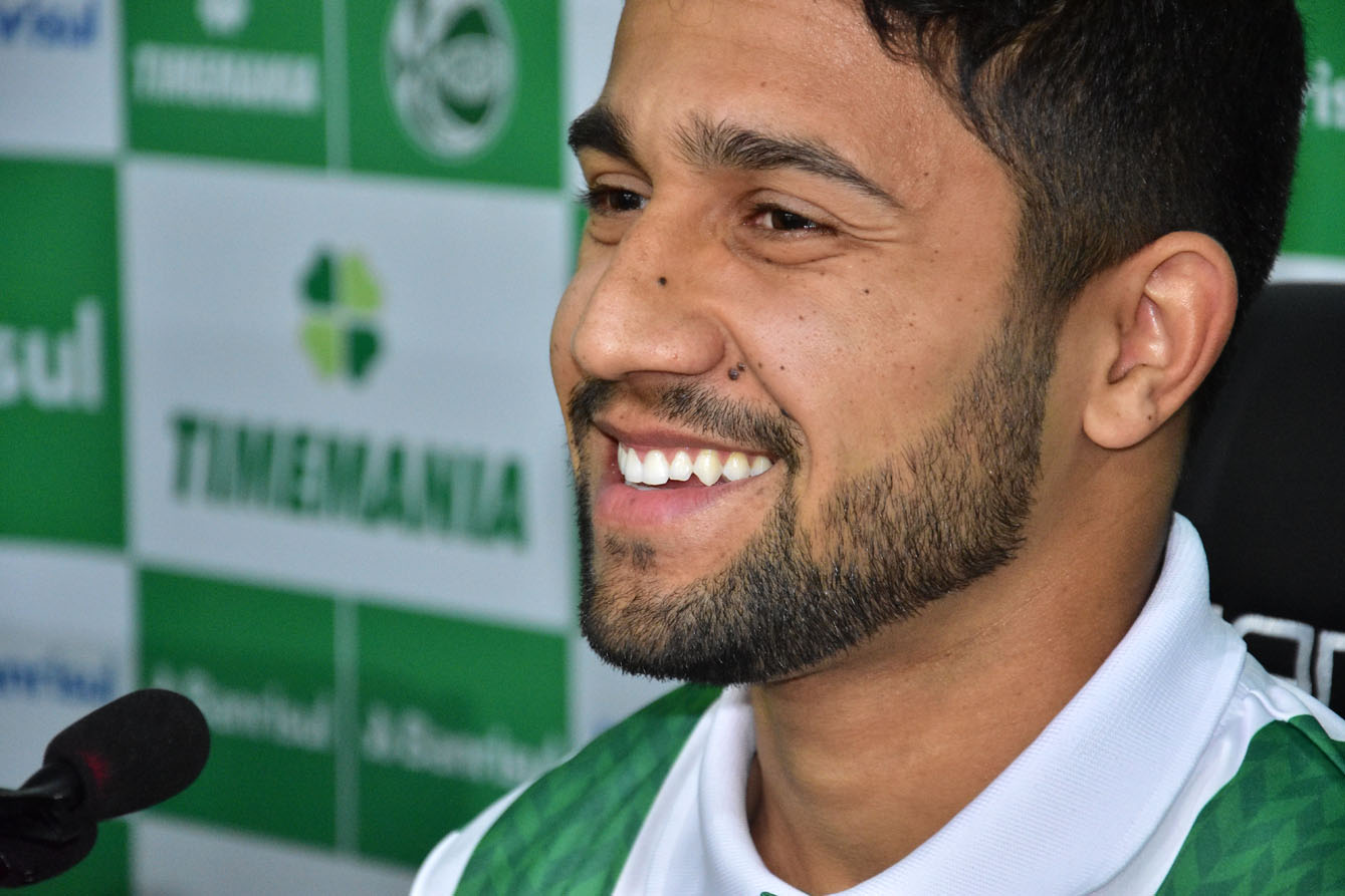 Atacante Hugo Sanches é apresentado no Jaconi