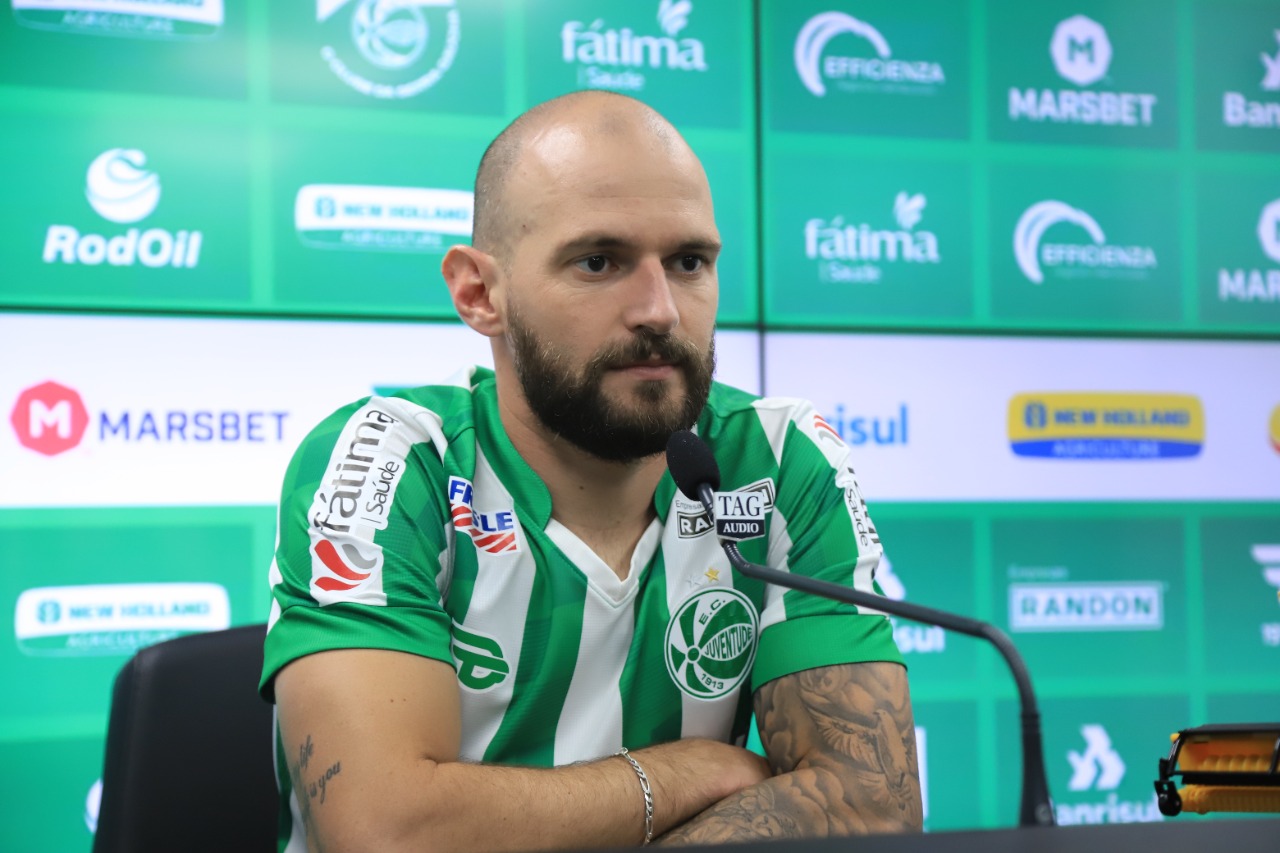Meia Marlon é oficialmente apresentado no Jaconi
