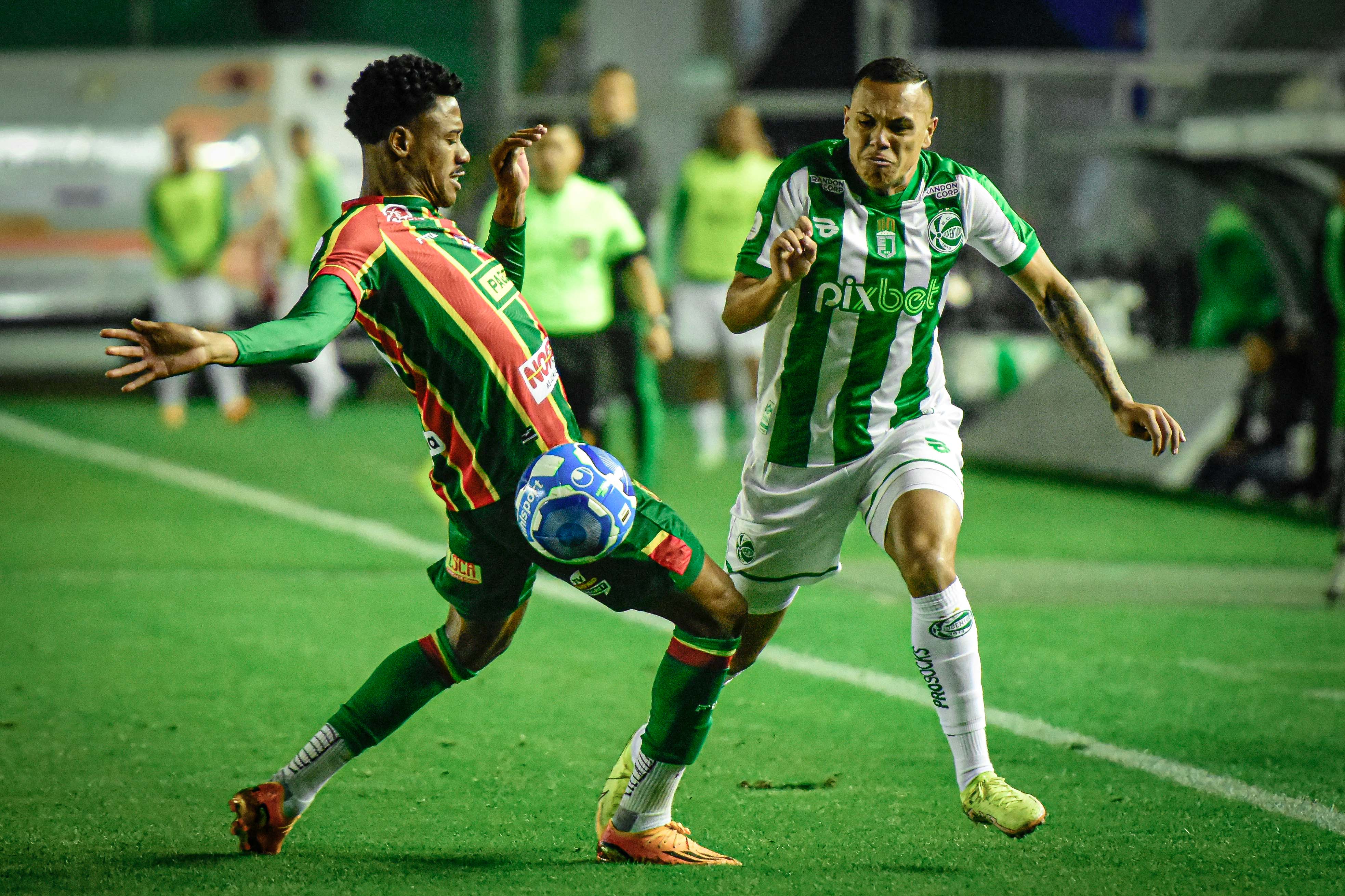 Ju pressiona, cria boas chances mas fica no empate contra o Sampaio Corrêa