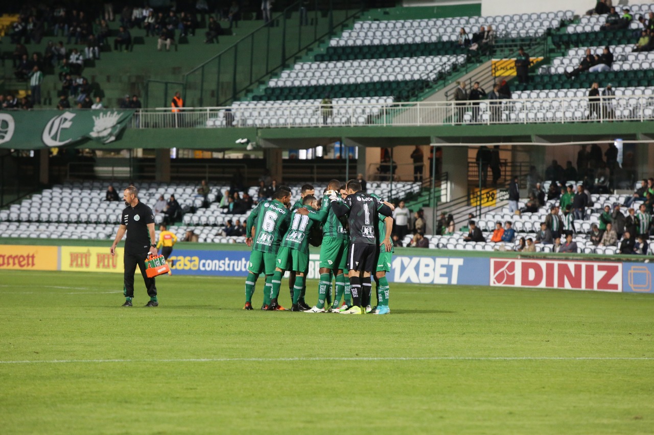 Com gol no fim e com um a menos, Ju sofre derrota para o Coritiba