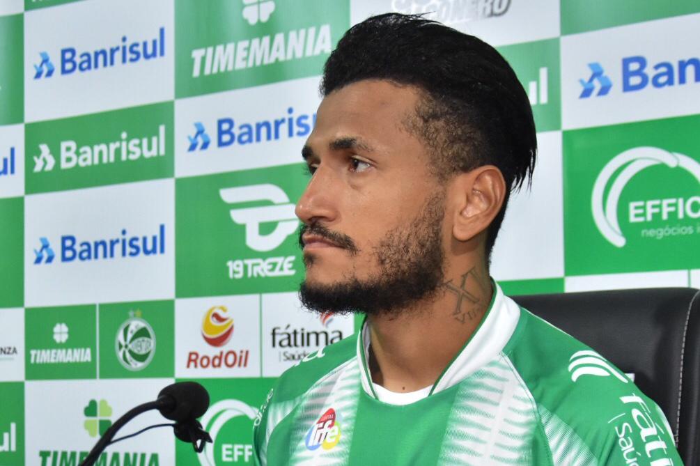 Atacante Rogério é apresentado pelo Juventude